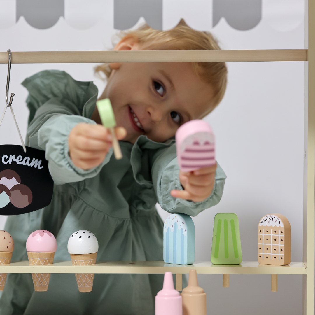 Drevená zmrzlináreň na kolieskach - zmrzlinový vozík