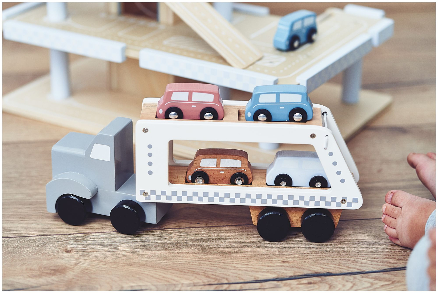 Drevený nákladný príves so 4 autami