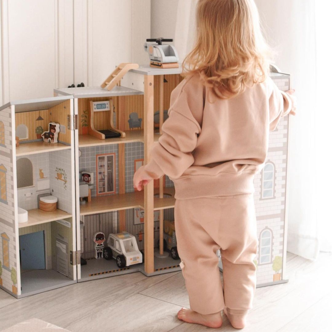 Veľká skladacia hasičská stanica s policajnou stanicou - drevená súprava. Hasičská stanica a policajná stanica s príslušenstvom.