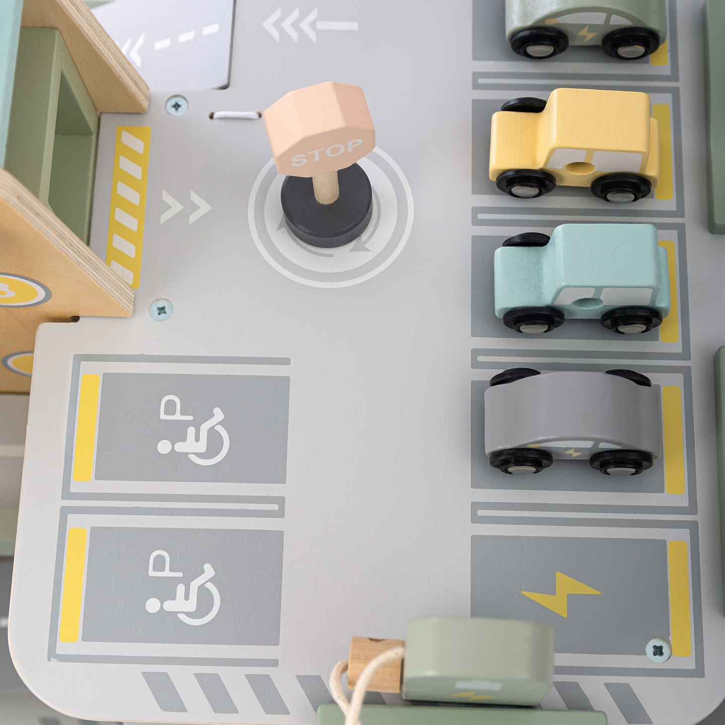 Drevená trojposchodová garáž pre deti s príslušenstvom – parkovisko, čerpacia stanica, umývačka áut, vrtuľník