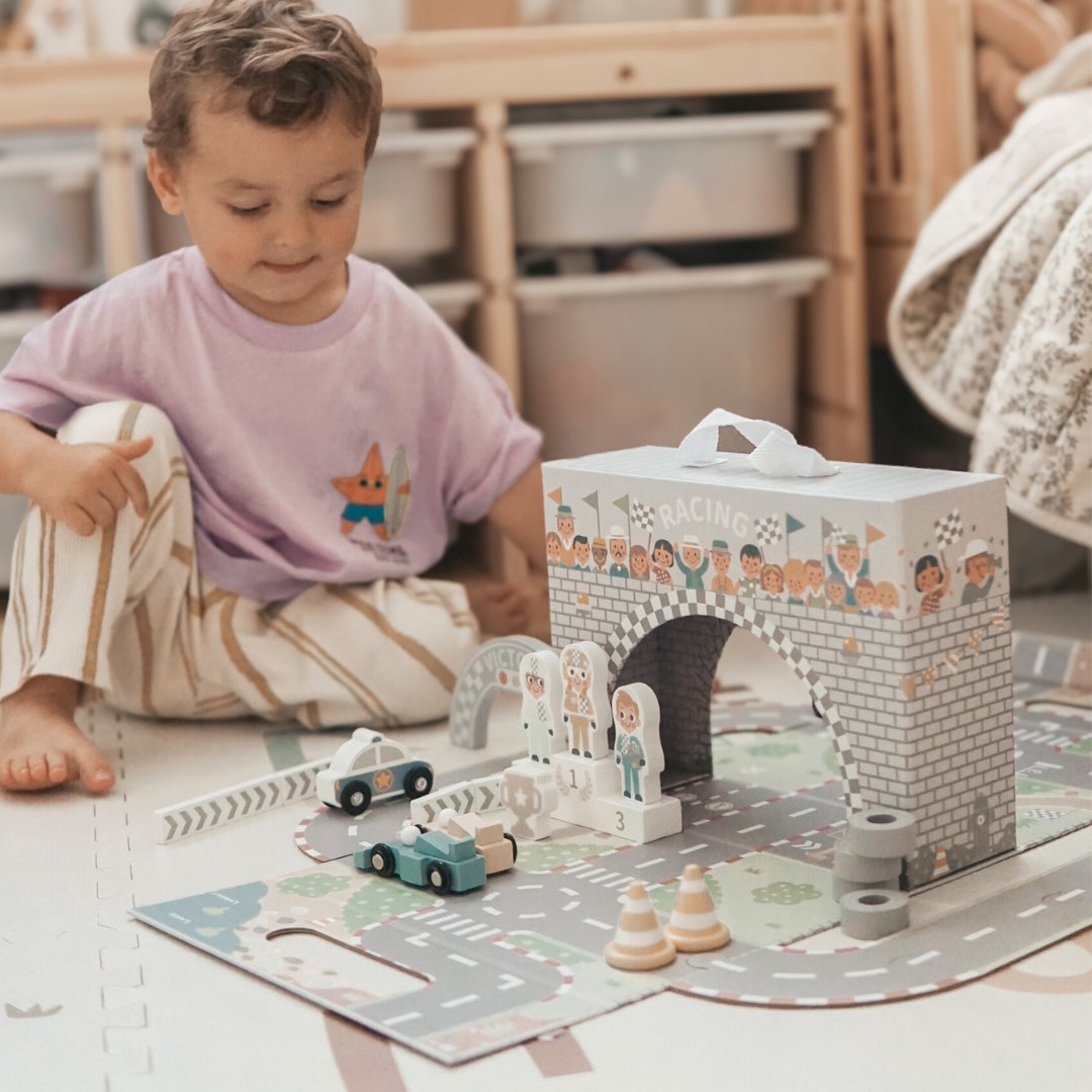 Magnetický kufor s pretekárskou dráhou, drevenými vozidlami a cestnými doplnkami