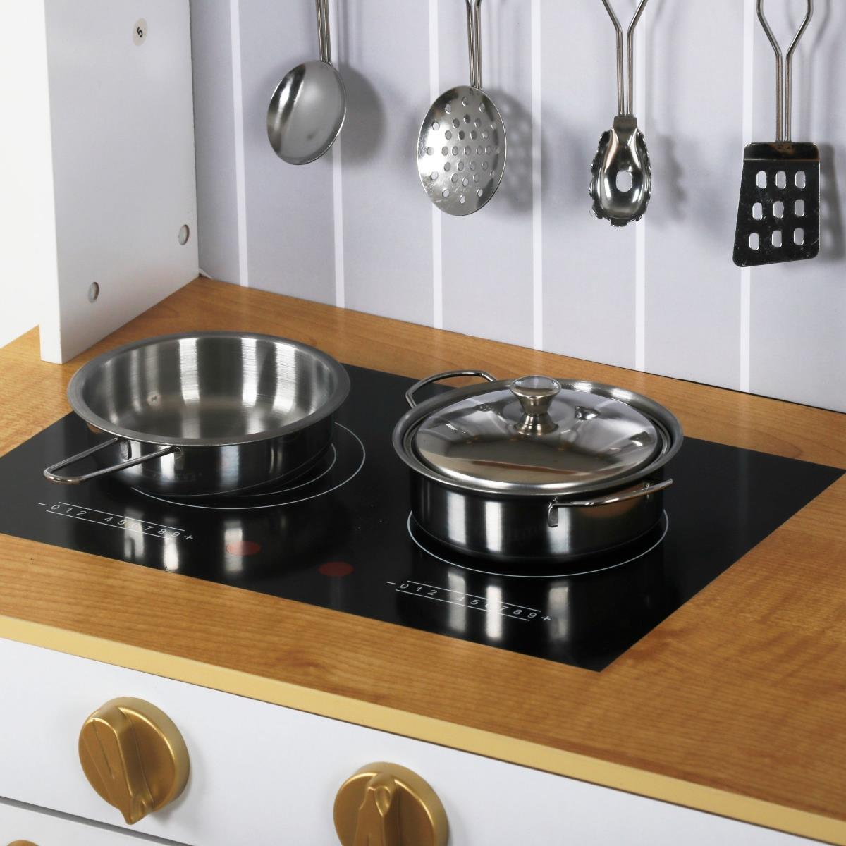 Drevená biela kuchyňa s príslušenstvom a zásterou