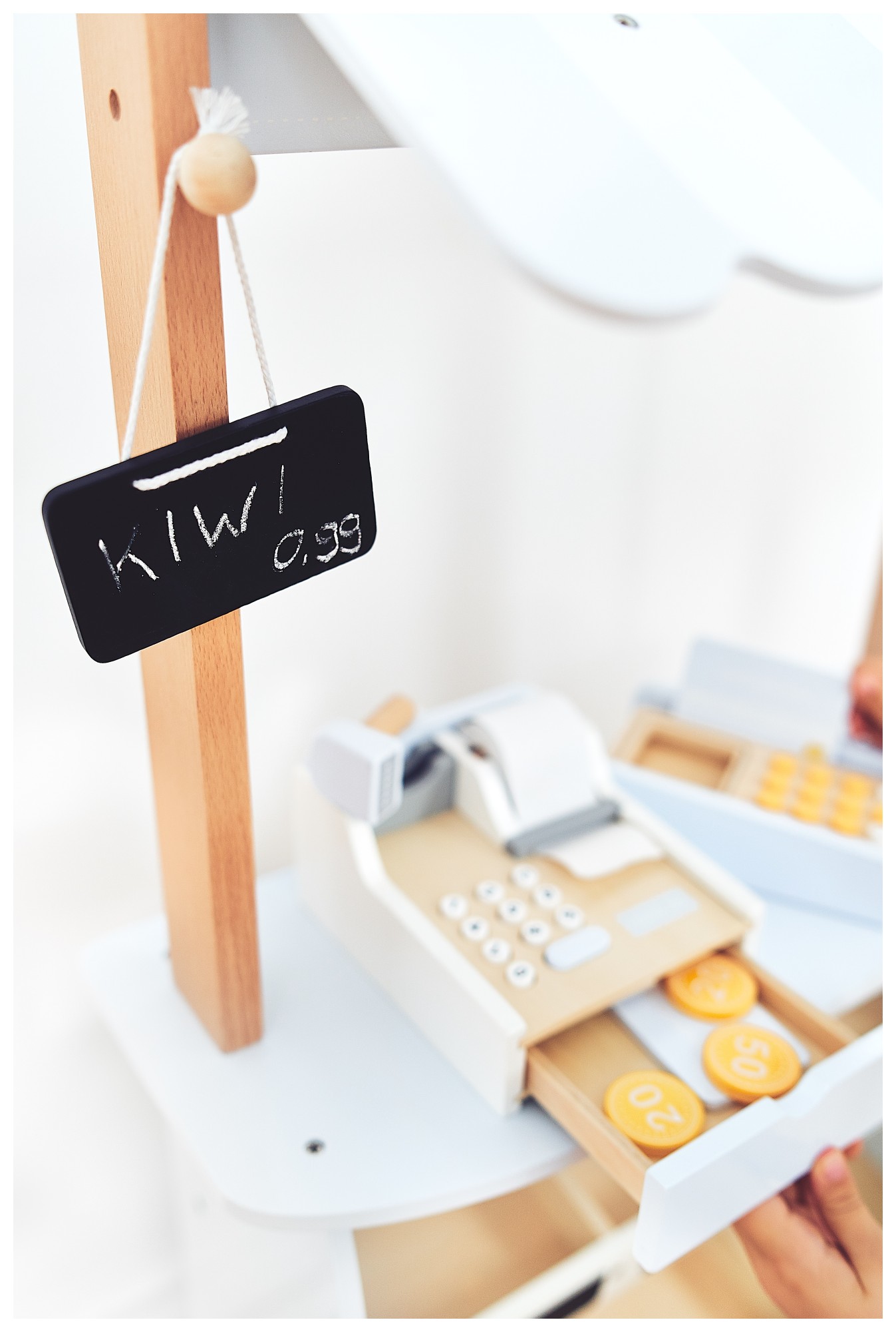 Obchod so zeleninou - drevený stánok s debničkami, pokladňou a terminálom