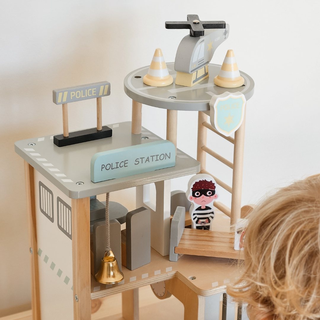 Drevená policajná stanica s príslušenstvom