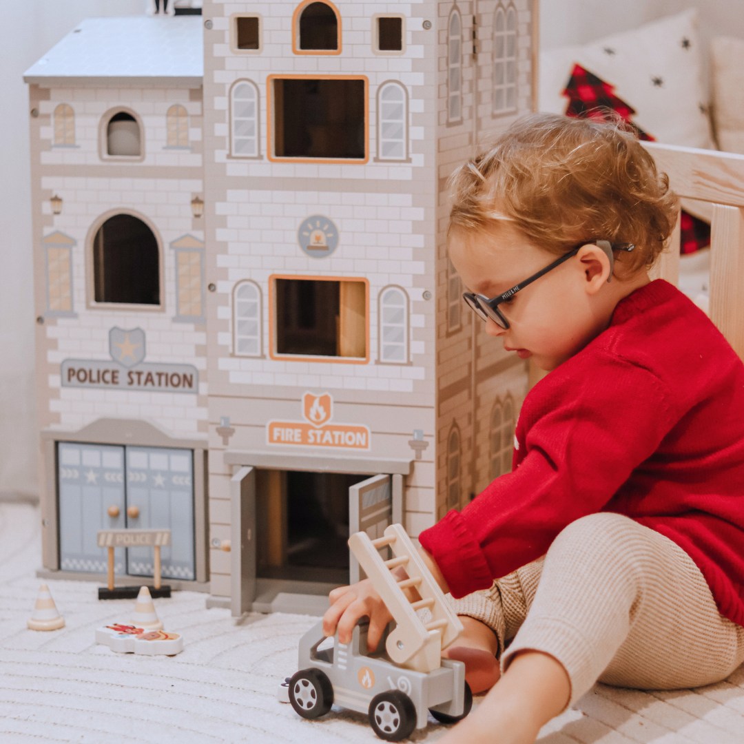 Veľká skladacia hasičská stanica s policajnou stanicou - drevená súprava. Hasičská stanica a policajná stanica s príslušenstvom.