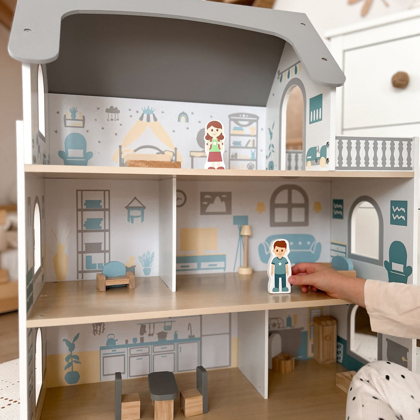 Biely drevený domček pre bábiky s terasou a príslušenstvom