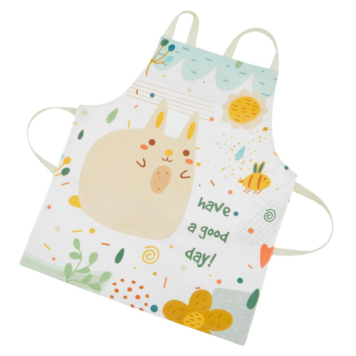 Drevená biela kuchyňa s príslušenstvom a zásterou