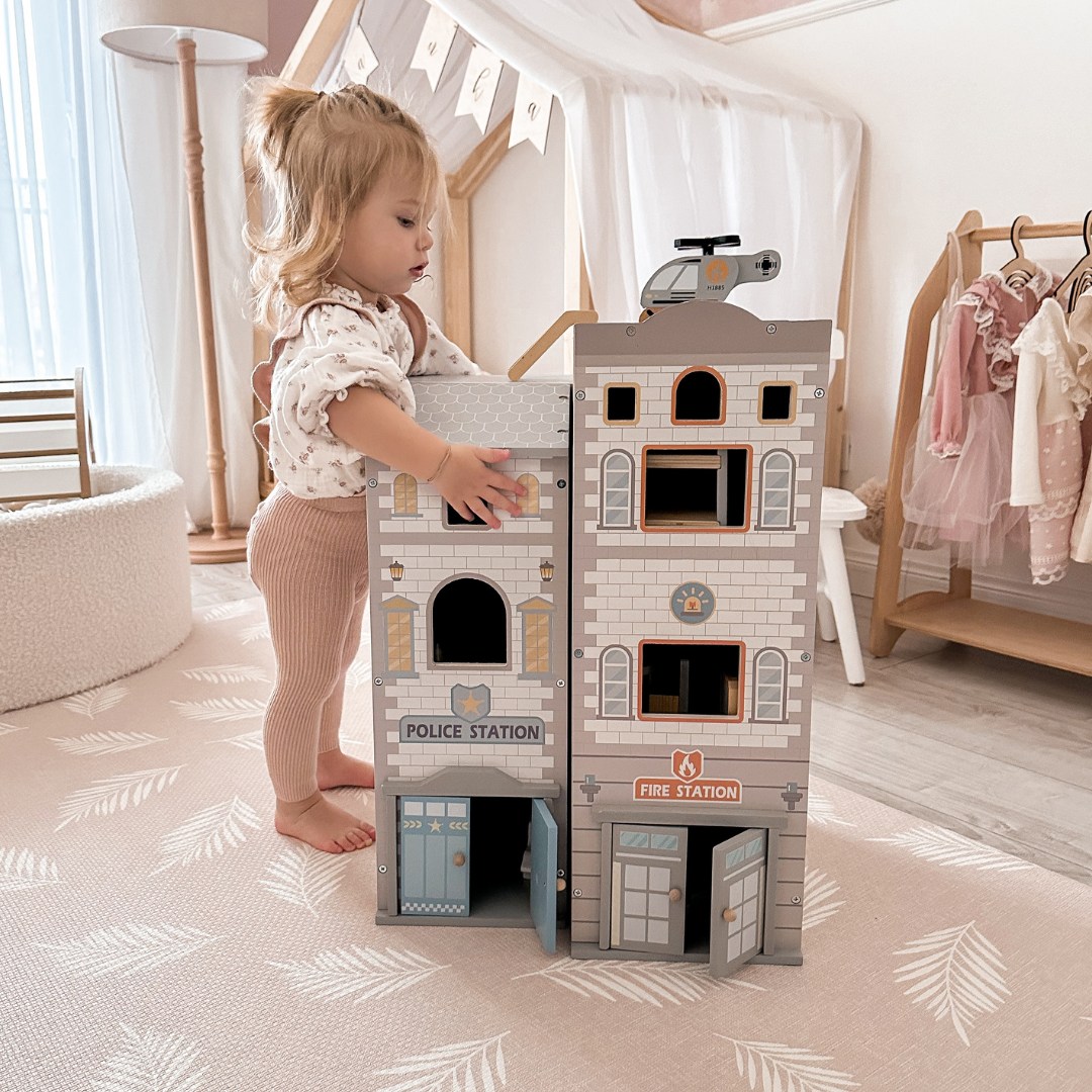 Veľká skladacia hasičská stanica s policajnou stanicou - drevená súprava. Hasičská stanica a policajná stanica s príslušenstvom.