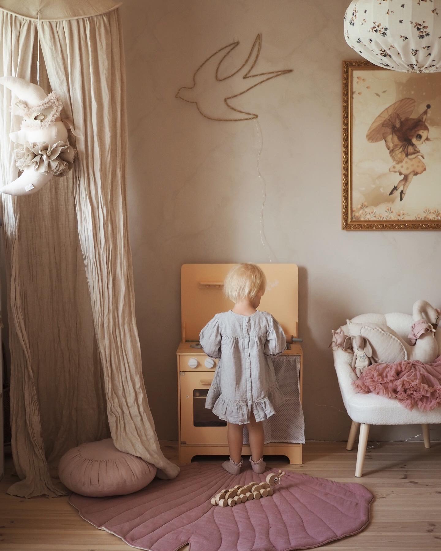 Drevená kuchyňa so zásterou, príslušenstvom a LED osvetlením