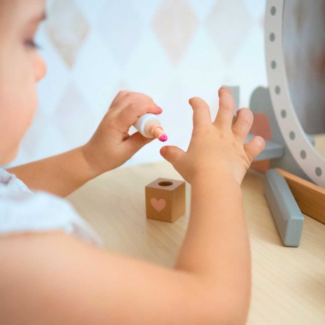 Drevený toaletný stolík so stoličkou a príslušenstvom