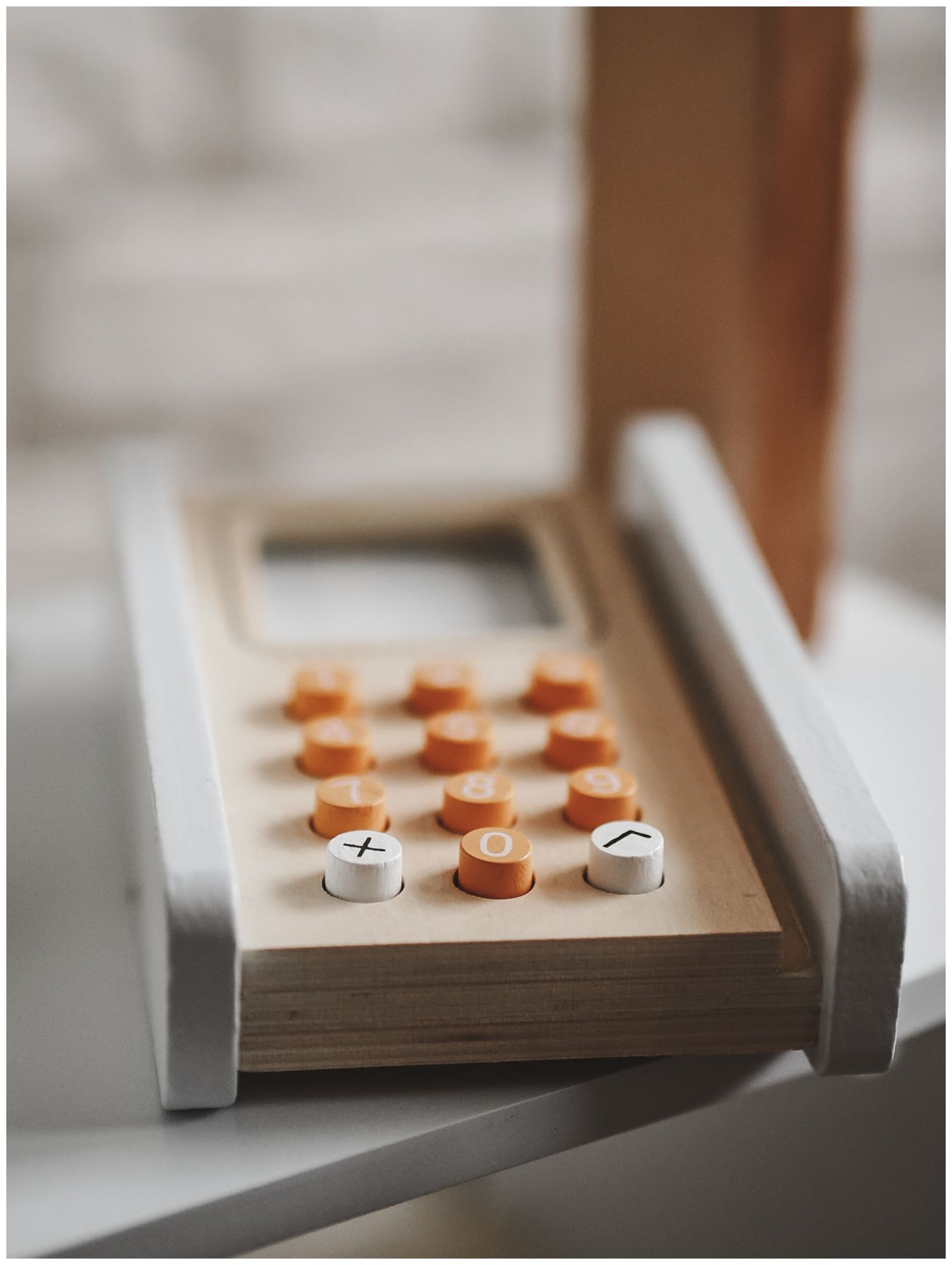 Obchod so zeleninou - drevený stánok s debničkami, pokladňou a terminálom