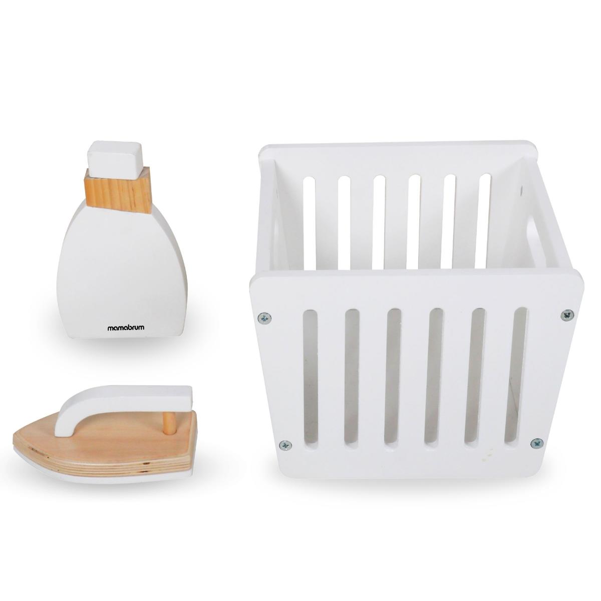 Drevená práčka so žehličkou, košom a pracím prostriedkom