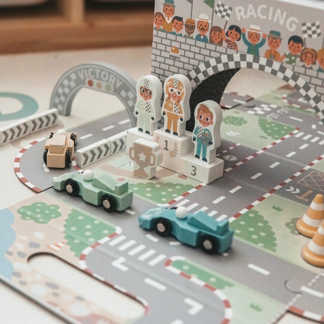 Magnetický kufor s pretekárskou dráhou, drevenými vozidlami a cestnými doplnkami