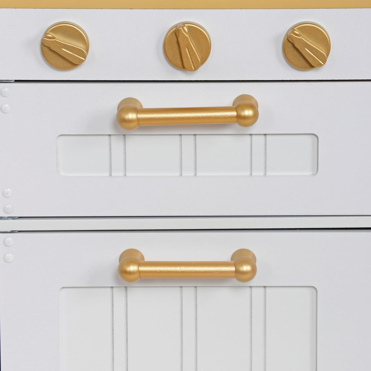 Drevená biela kuchyňa s príslušenstvom a zásterou