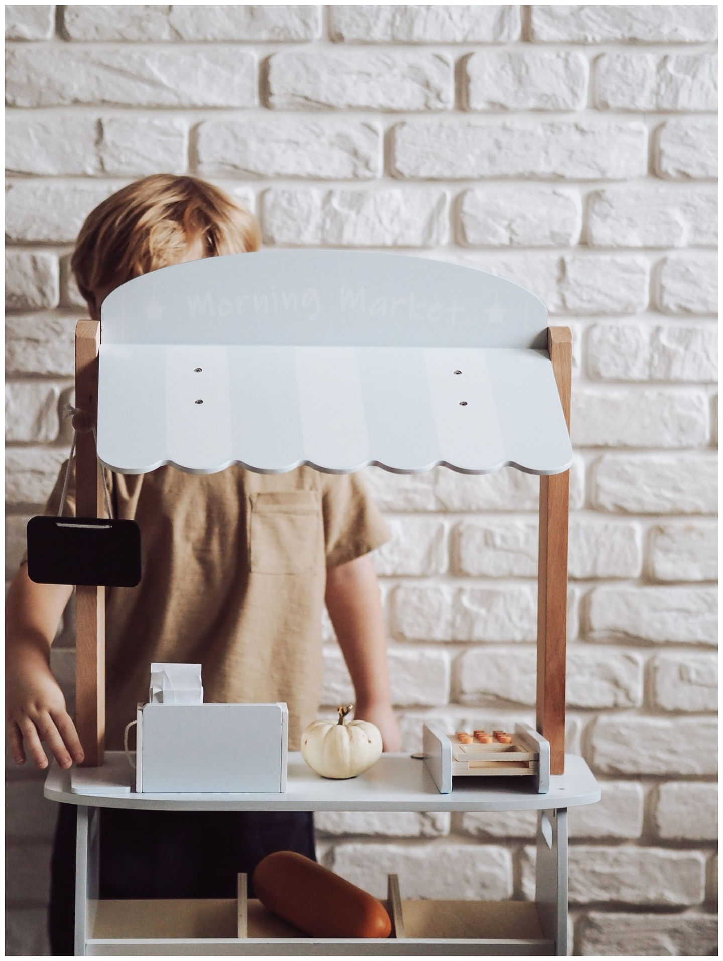 Obchod so zeleninou - drevený stánok s debničkami, pokladňou a terminálom