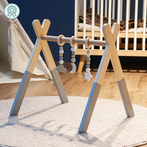 Drevený vzdelávací stojan Baby Gym - farba sivá