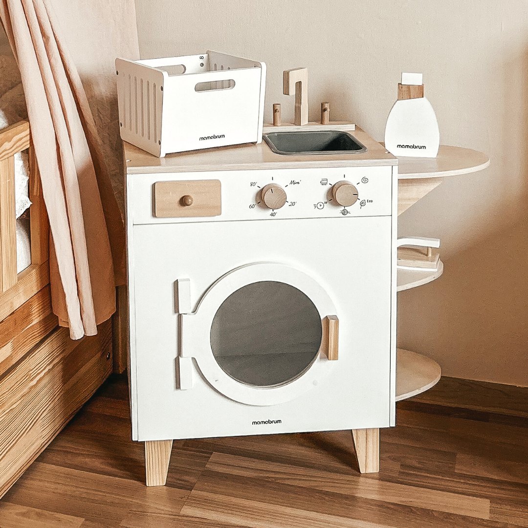 Drevená práčka so žehličkou, košom a pracím prostriedkom