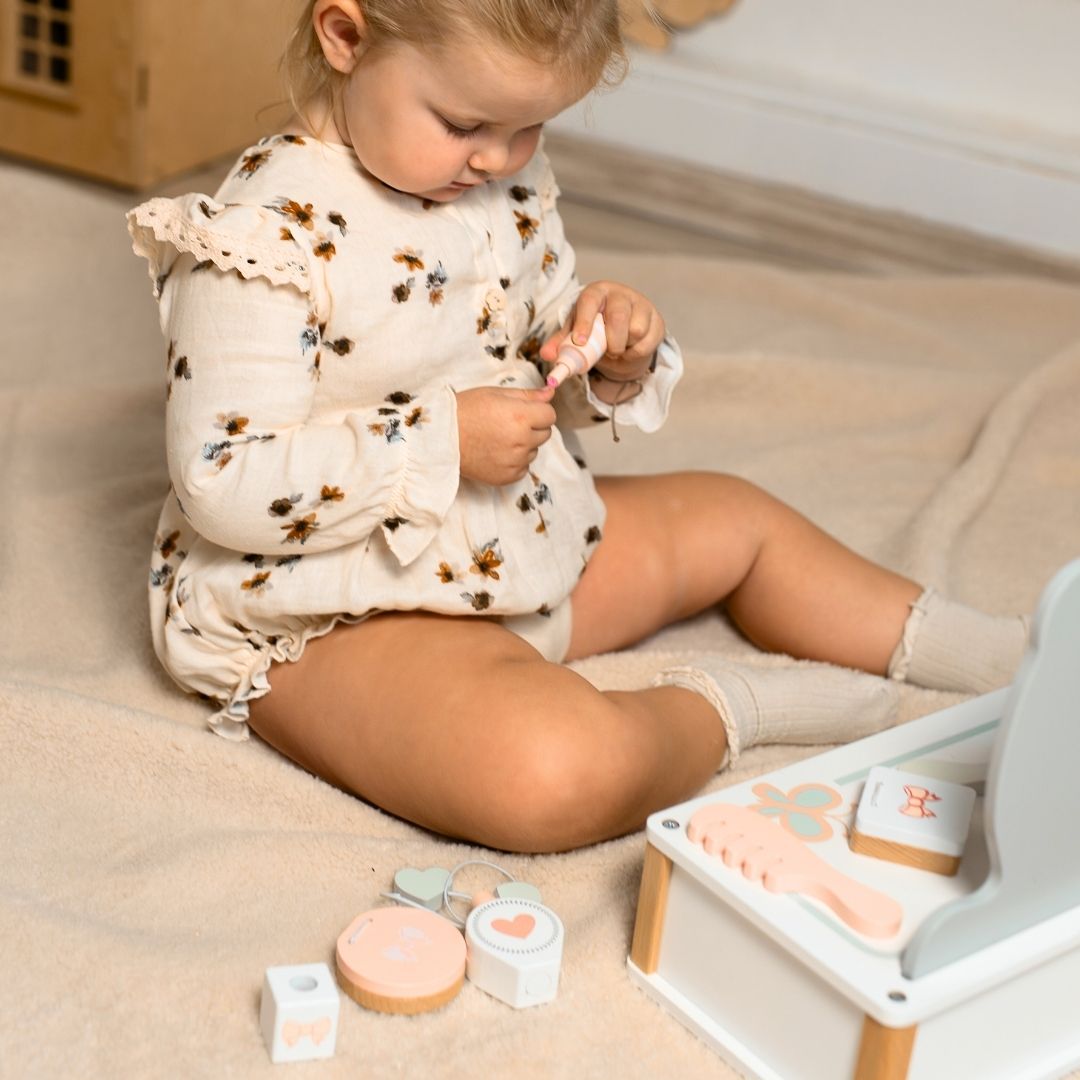 Drevený detský toaletný stolík s príslušenstvom