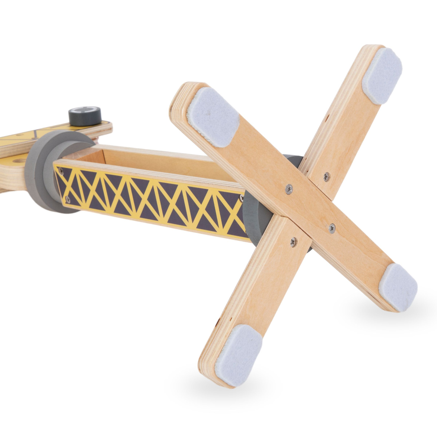 Drevené stavenisko s veľkým mobilným žeriavom a vozidlami, vežový žeriav