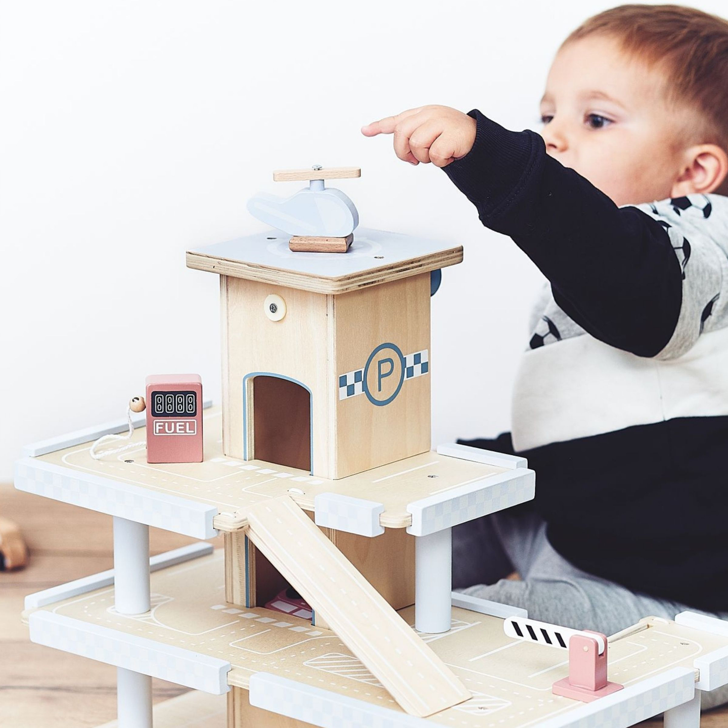 Drevené trojpodlažné parkovisko s výťahom - garáž s autami a vrtuľníkom