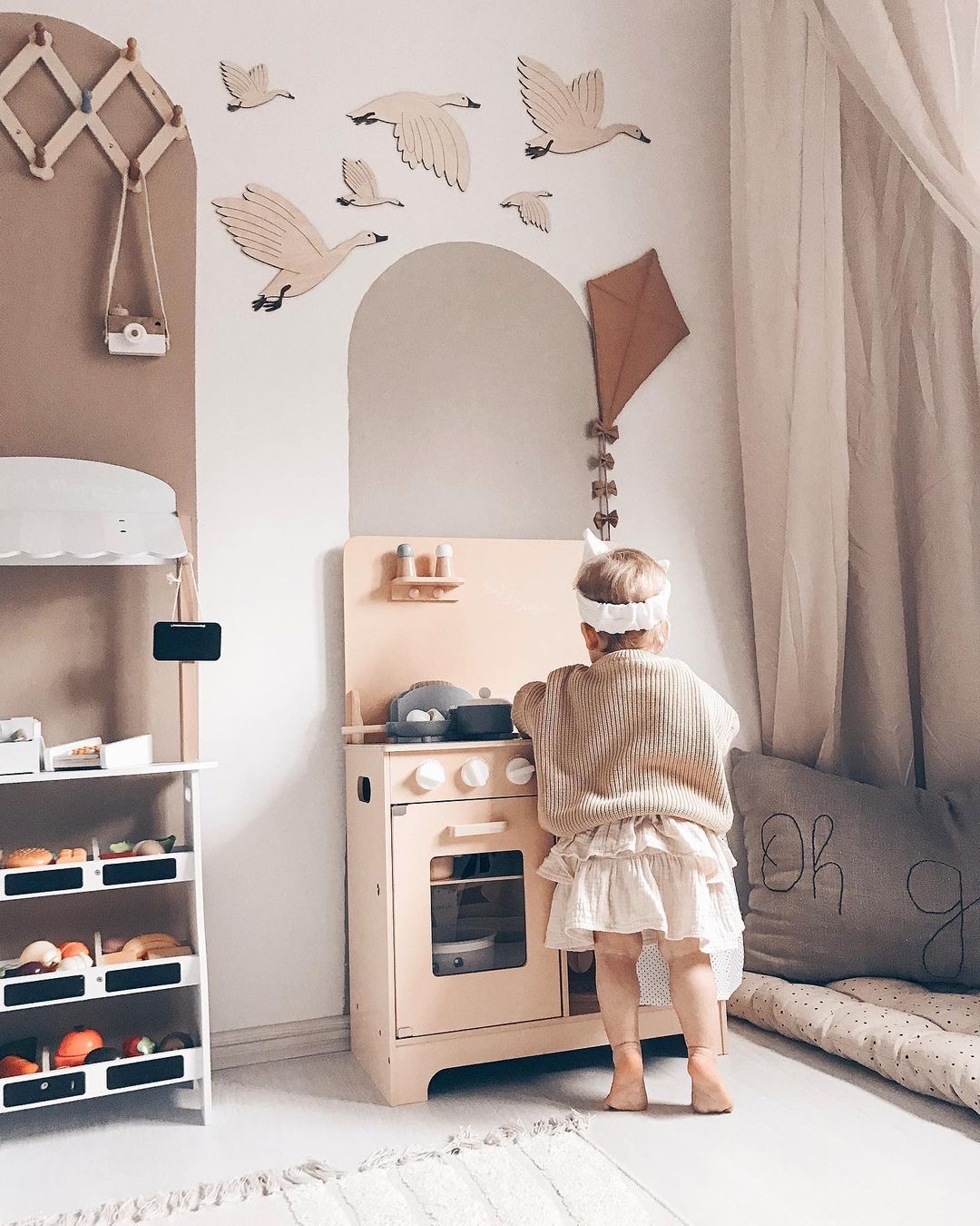 Drevená kuchyňa so zásterou, príslušenstvom a LED osvetlením