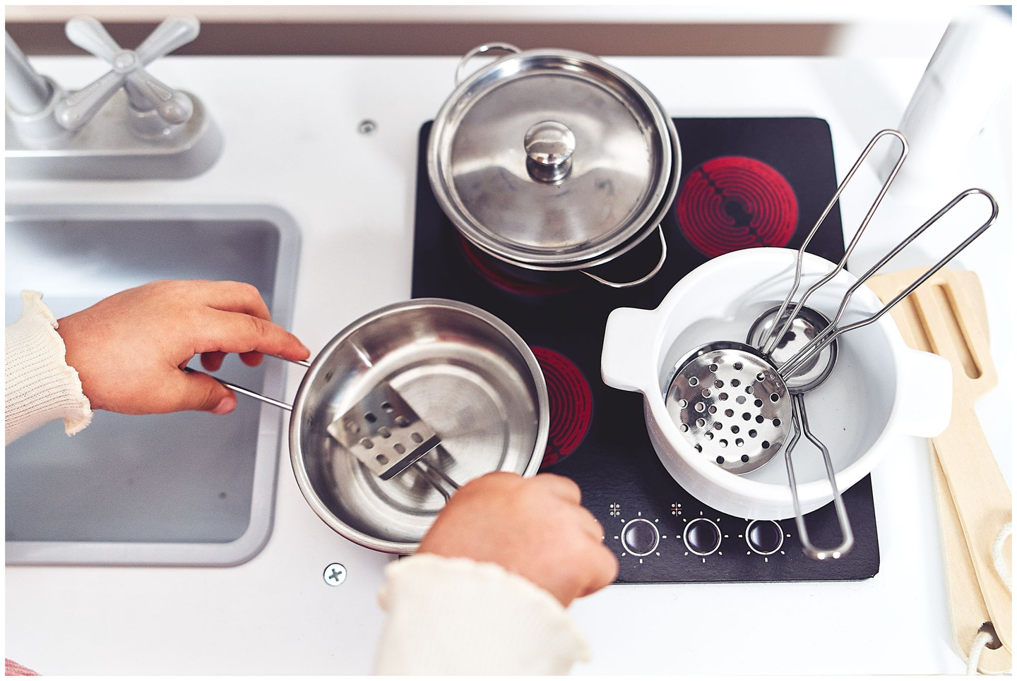 Veľké drevené biele kuchynské doplnky a zástera