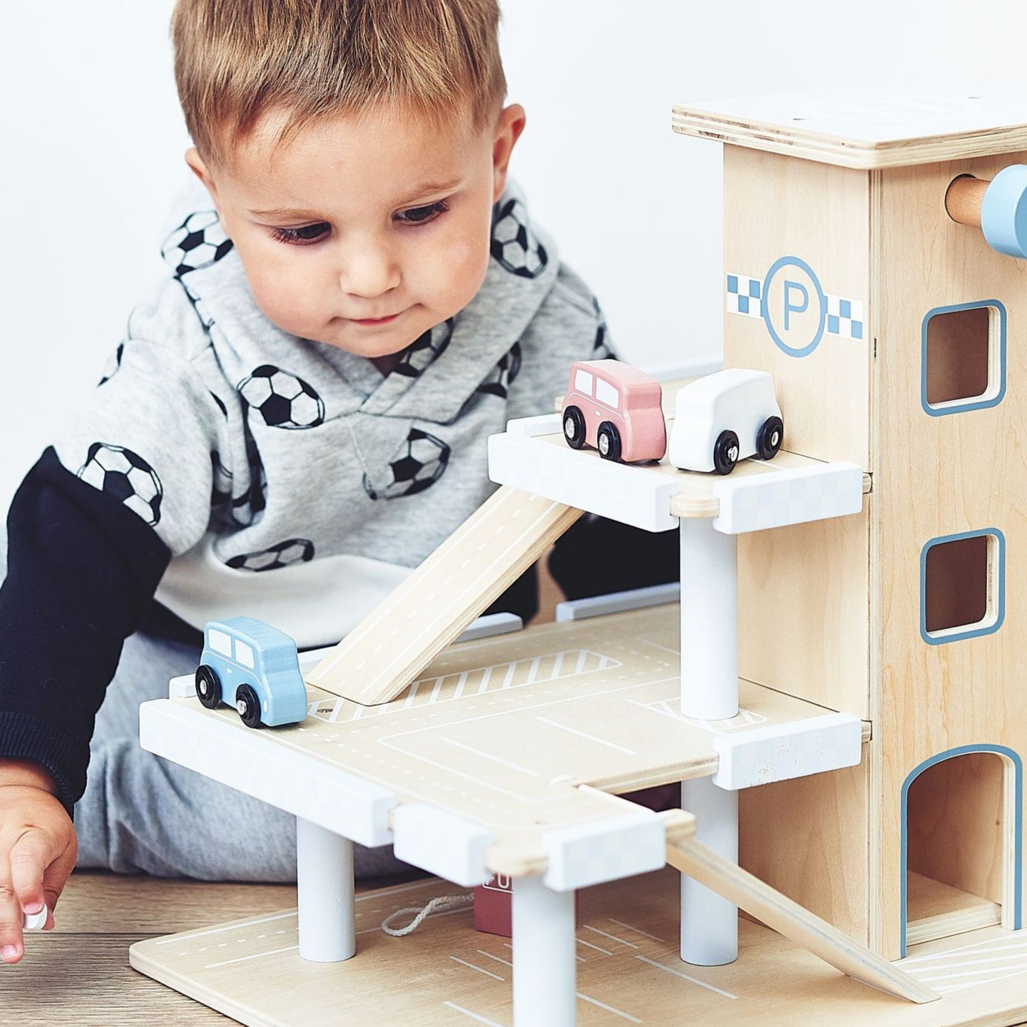 Drevené trojpodlažné parkovisko s výťahom - garáž s autami a vrtuľníkom