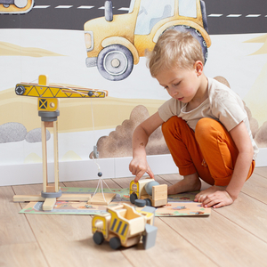 Drevené stavenisko s veľkým mobilným žeriavom a vozidlami, vežový žeriav