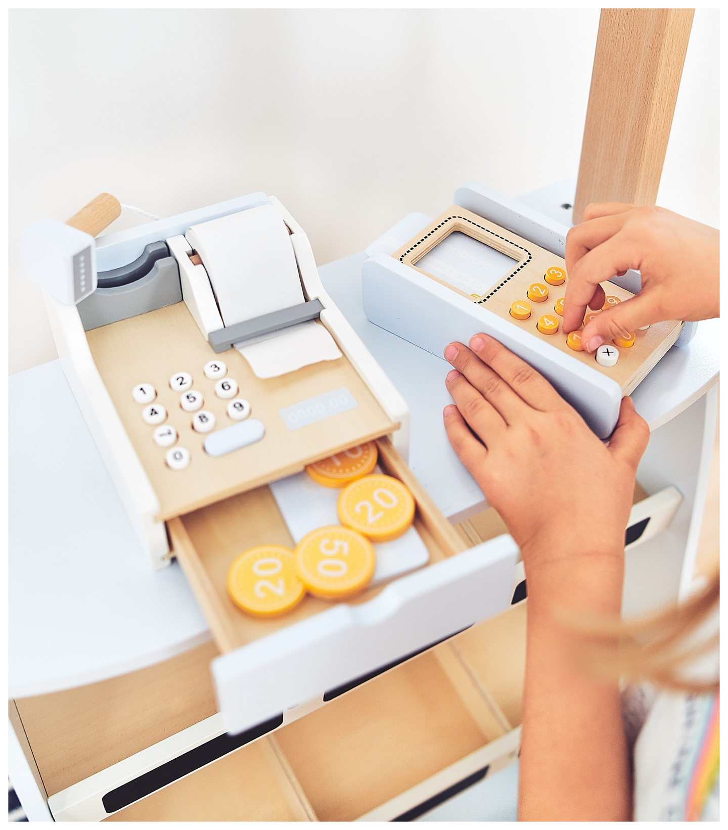 Obchod so zeleninou - drevený stánok s debničkami, pokladňou a terminálom