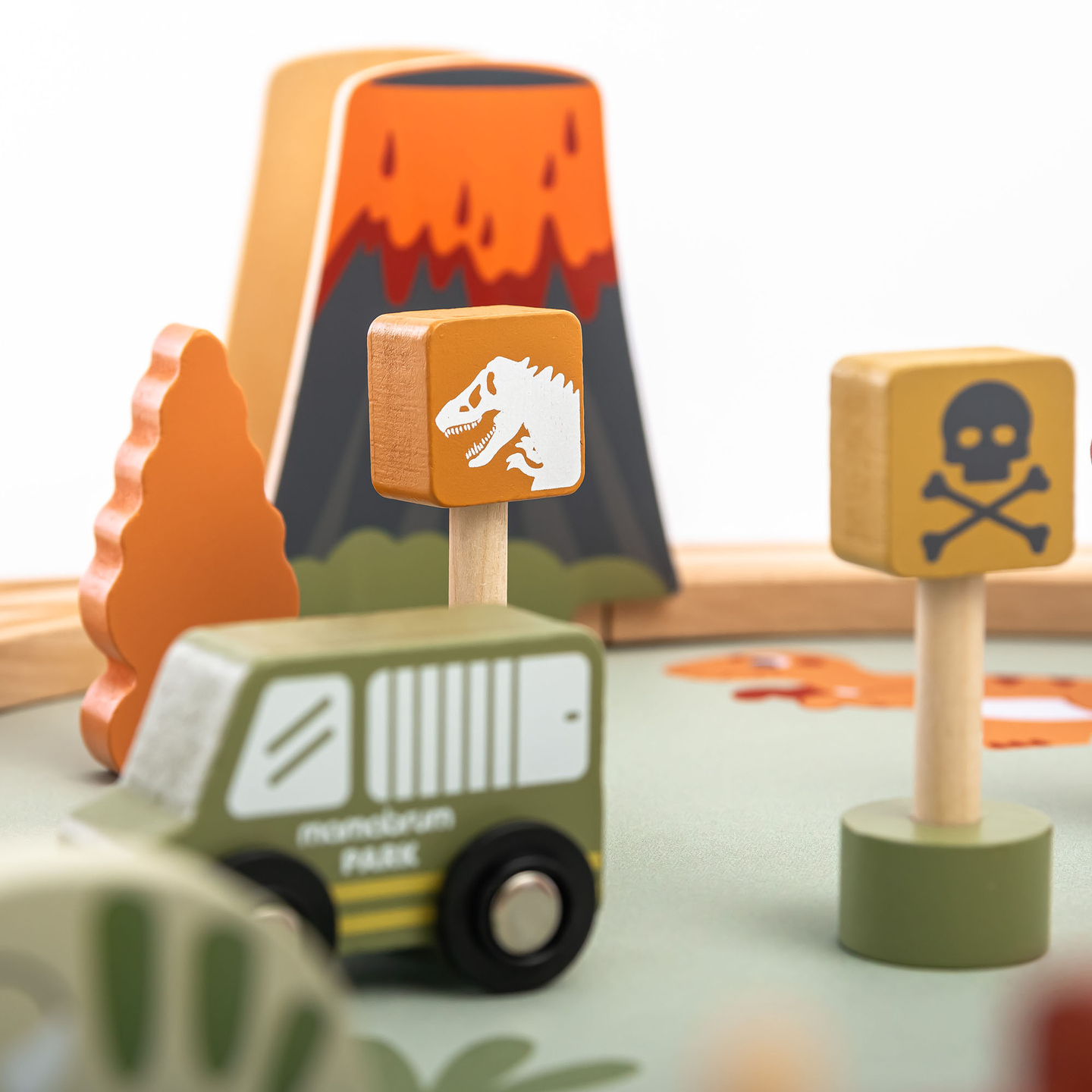 Drevený vláčik Dino Park s protišmykovou podložkou - dinosaury, vláčik, koľajnice, sopka, zvonček