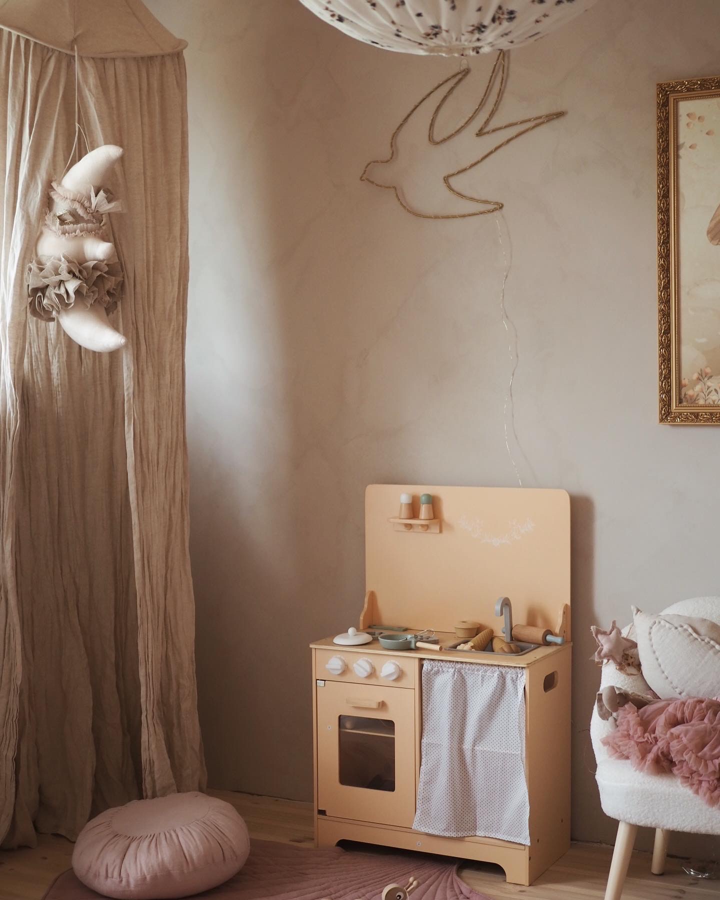 Drevená kuchyňa so zásterou, príslušenstvom a LED osvetlením