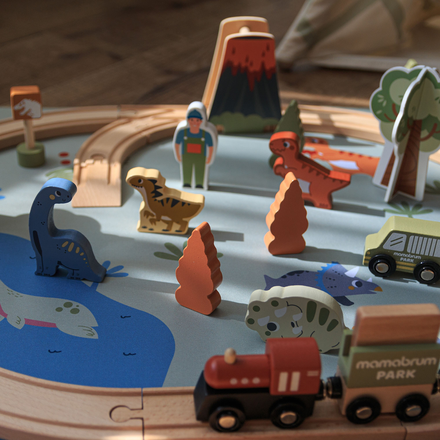 Drevený vláčik Dino Park s protišmykovou podložkou - dinosaury, vláčik, koľajnice, sopka, zvonček