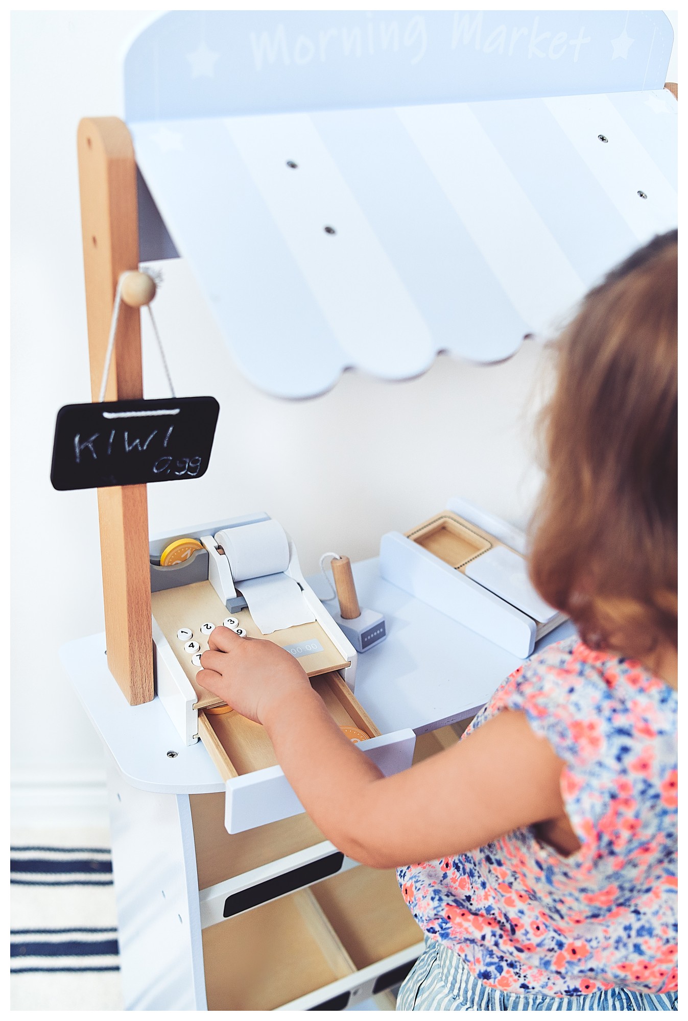 Obchod so zeleninou - drevený stánok s debničkami, pokladňou a terminálom