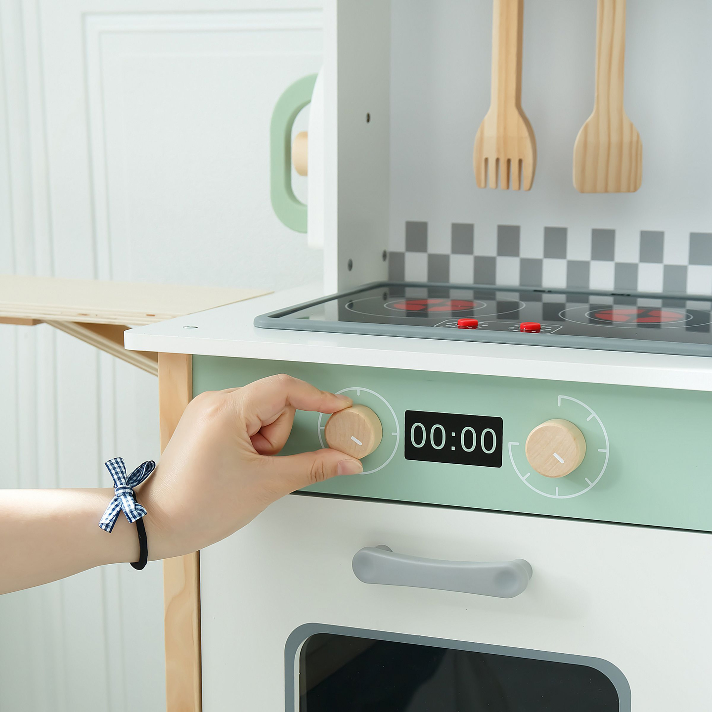 Interaktívna kuchyňa s práčkou, umývačkou riadu a tabuľou