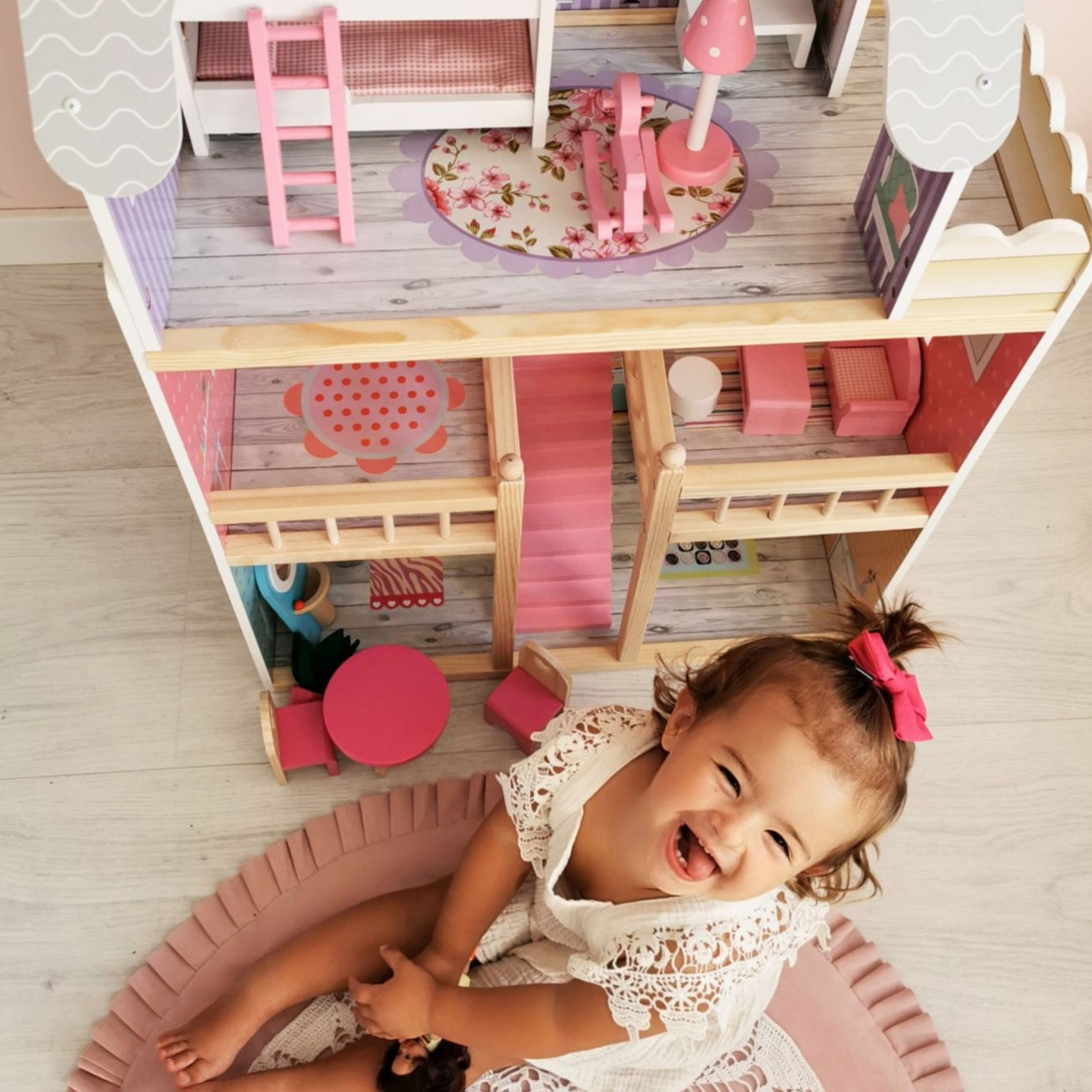 Veľký drevený 3-poschodový domček pre bábiky s terasou, nábytkom a LED osvetlením!