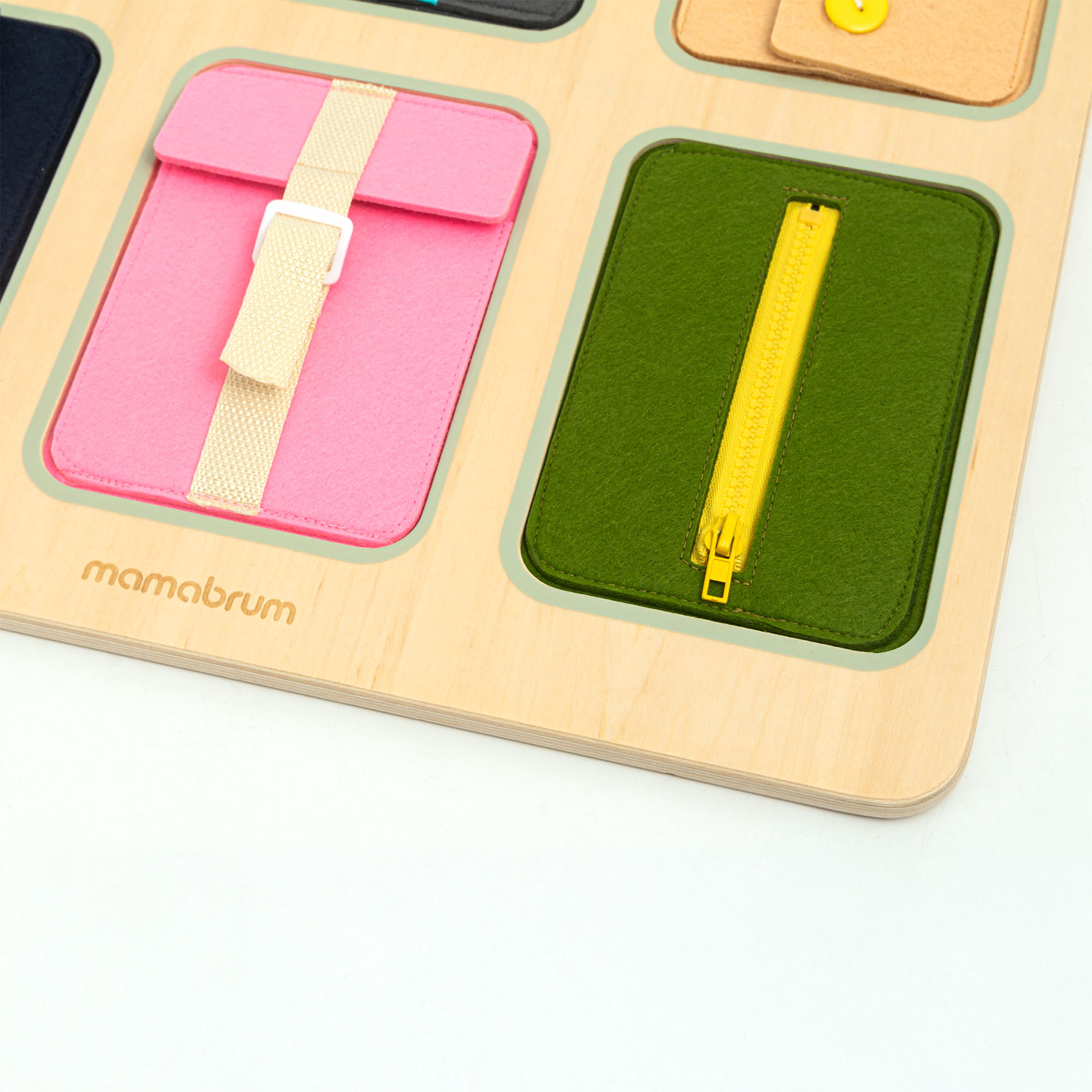 Drevená Montessori manipulačná doska – senzorické učenie samostatnosti – šnúrky, pracky, gombíky, patentky, zips