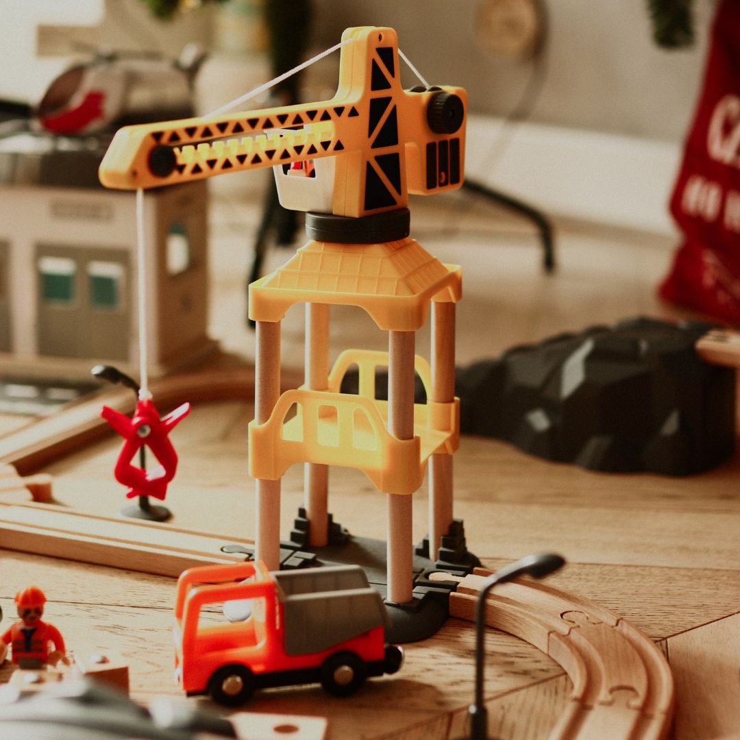 Drevená železnica, vláčik na batérie - Mesto: koľaje, autá, most, letisko