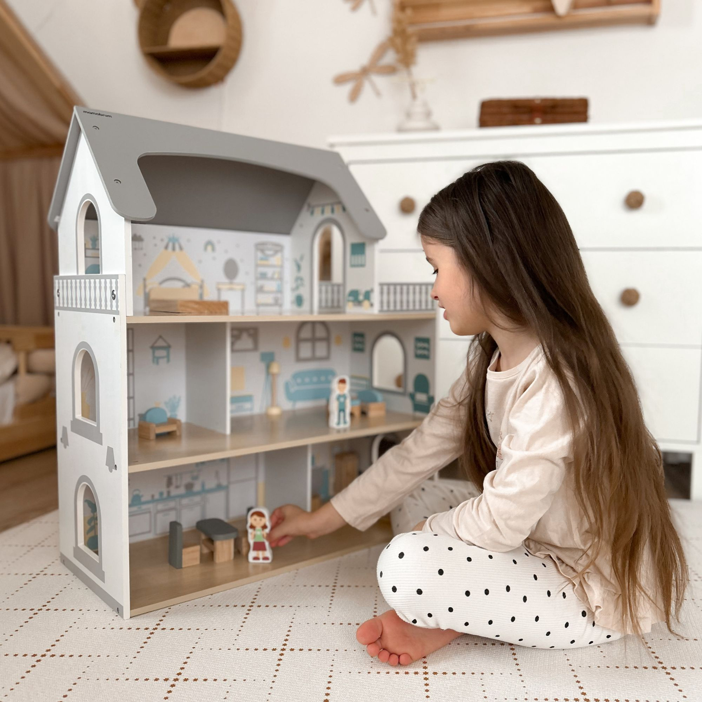 Biely drevený domček pre bábiky s terasou a príslušenstvom