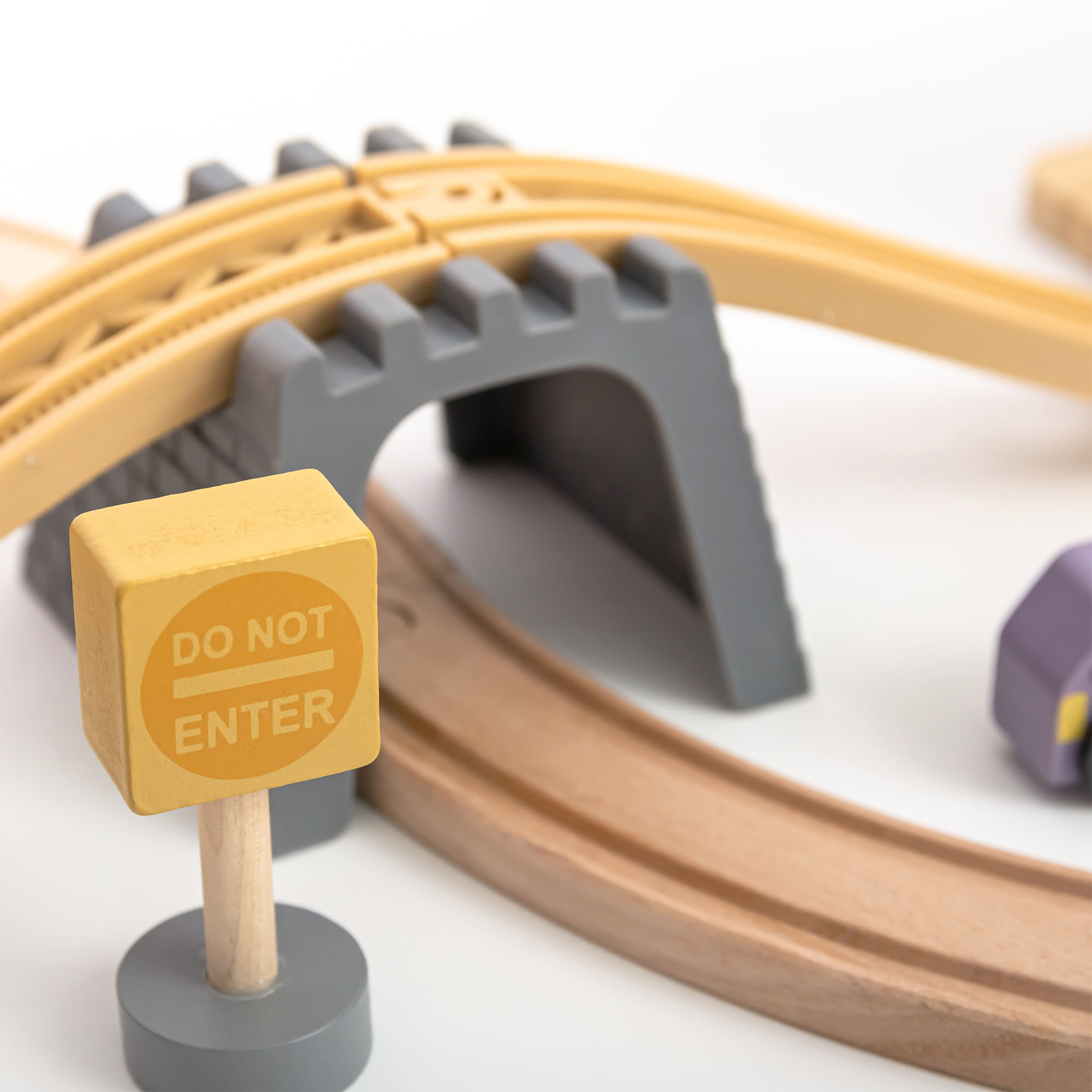 Drevená mestská železnica s elektrickým vlakom - pohybujúci sa žeriav, loď, mosty