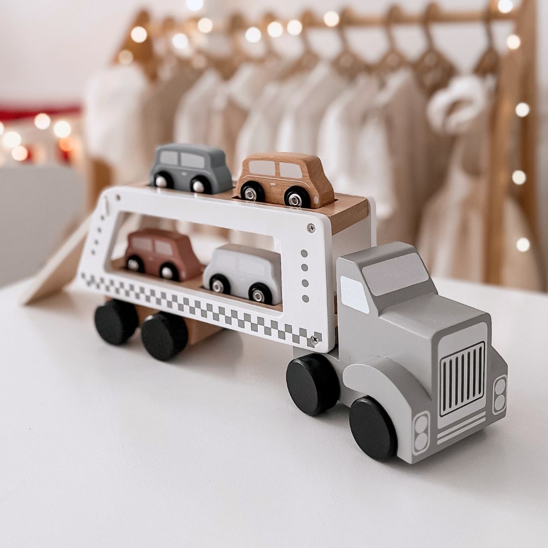 Drevený nákladný príves so 4 autami