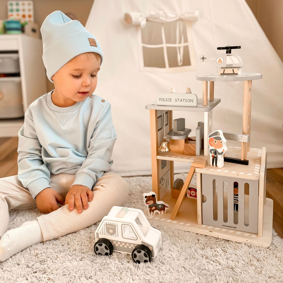 Drevená policajná stanica s príslušenstvom