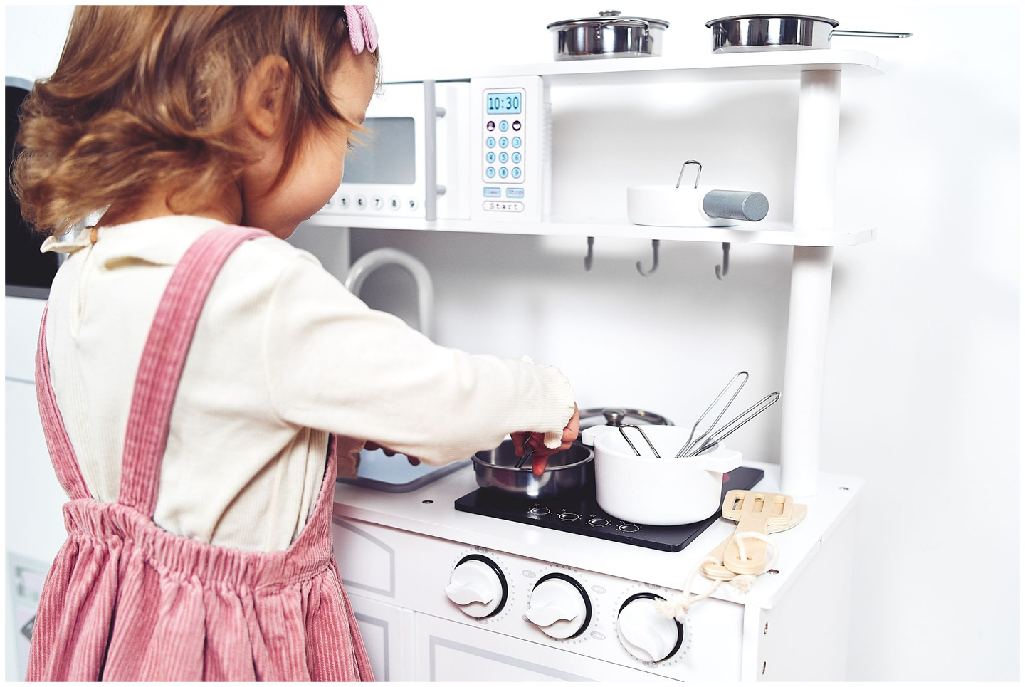 Veľké drevené biele kuchynské doplnky a zástera