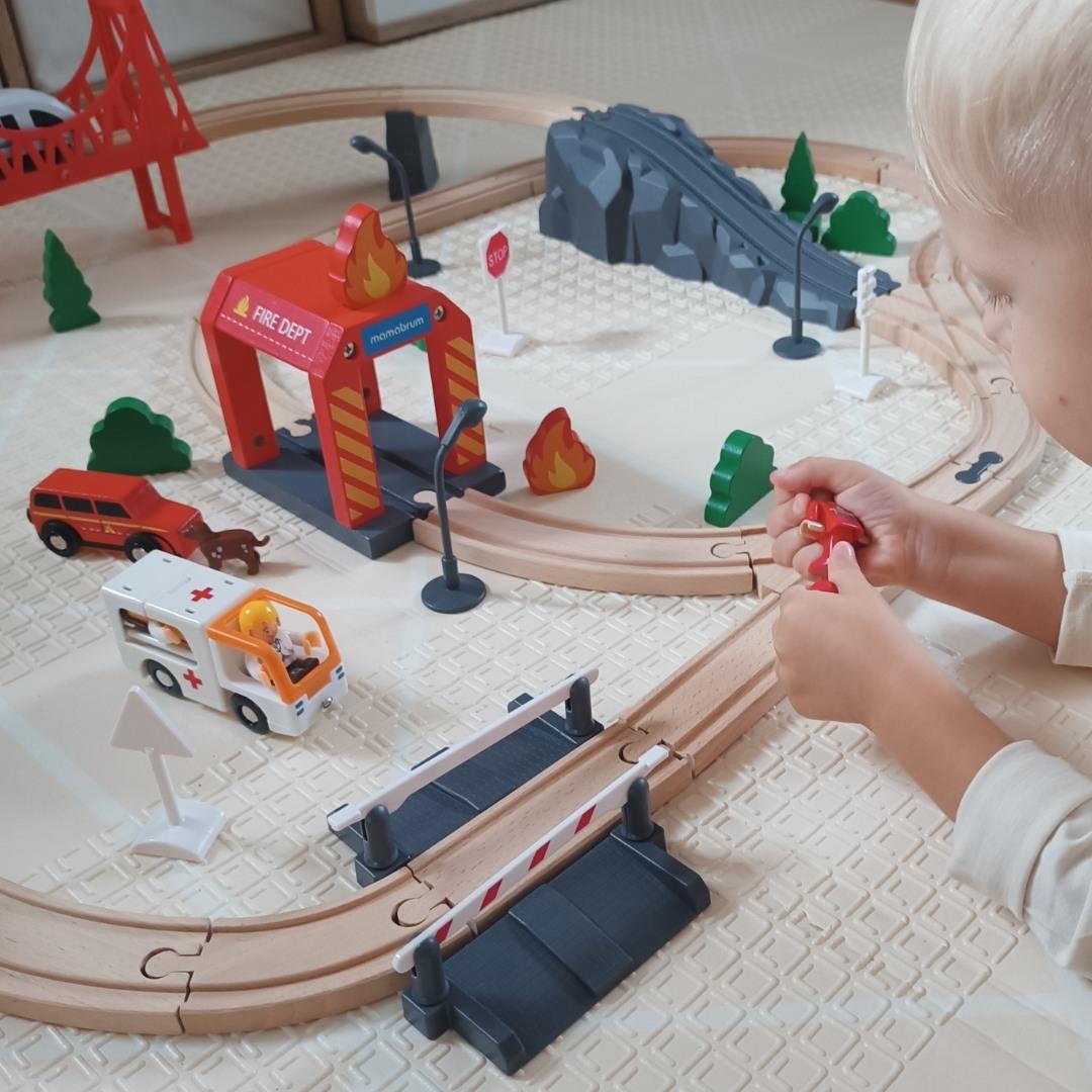 Drevená železnica, vláčik na batérie - Hasiči, koľaje, autá, mosty, závora