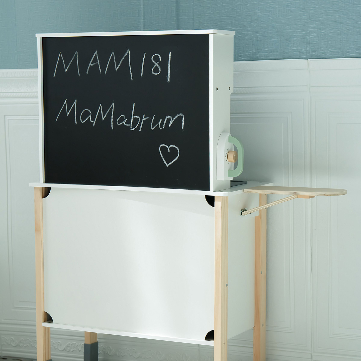 Interaktívna kuchyňa s práčkou, umývačkou riadu a tabuľou