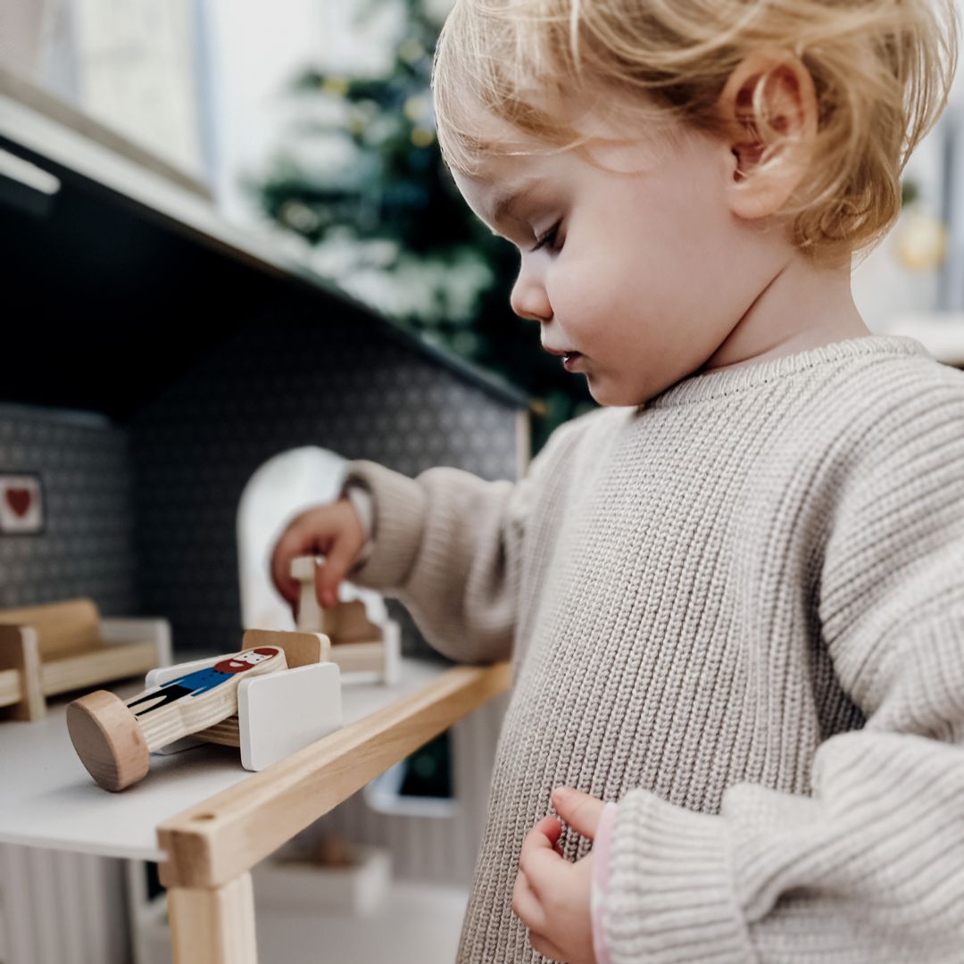 Biely drevený domček pre bábiky s doplnkami 18 ks.